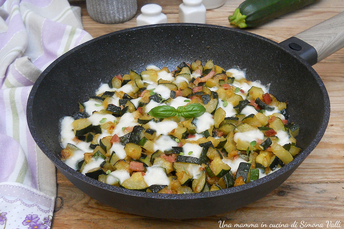 Zucchini in der Pfanne mit Speck und Mozzarella