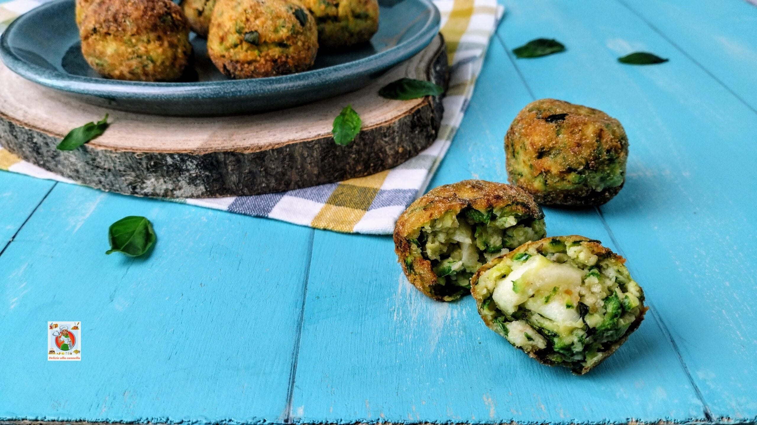 Zucchini- und Scamorza-Frikadellen: unwiderstehliche Häppchen voller Geschmack und Frische.