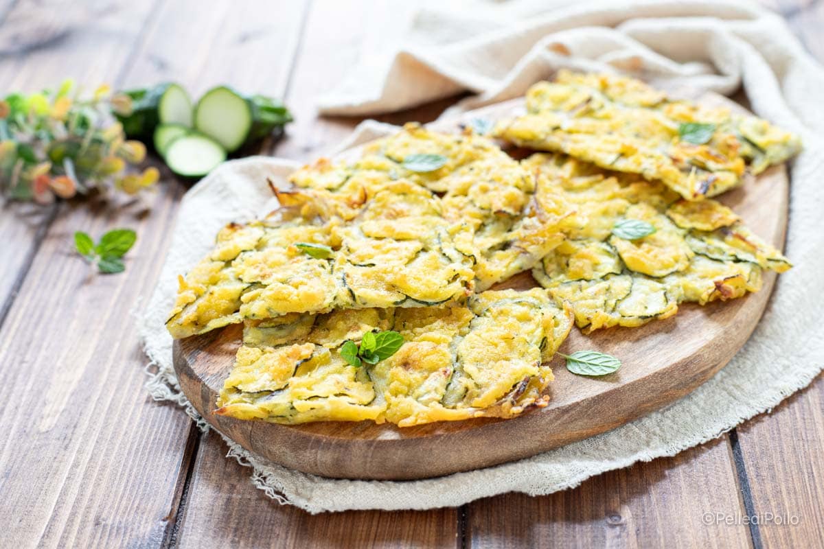 Knuspriger Zucchini- und Zwiebel-Fladen