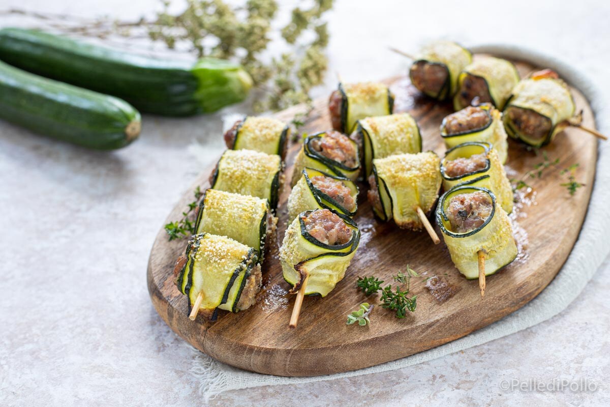 Zucchini- und Wurst-Röllchen