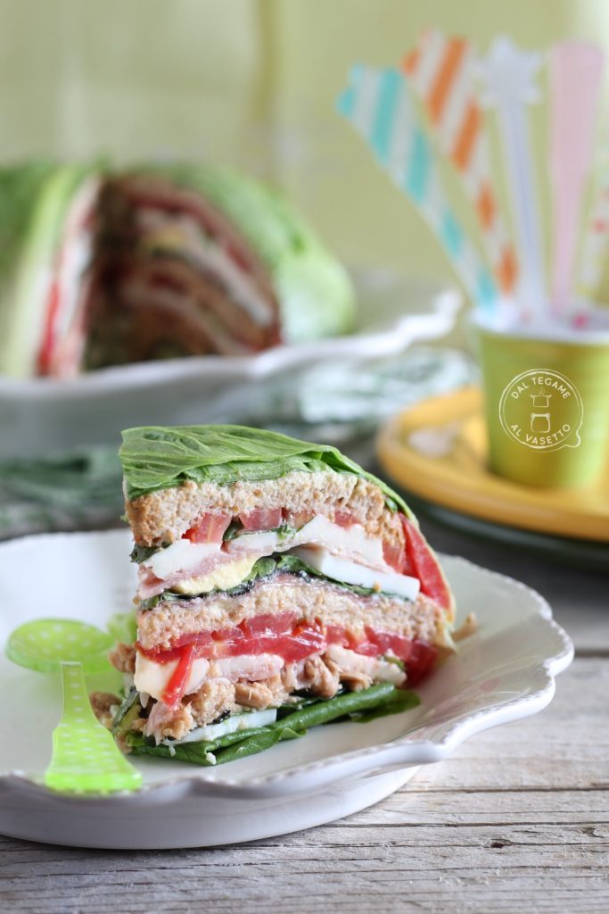 Kuppel mit Salat, Tomate, Eier und Thunfisch