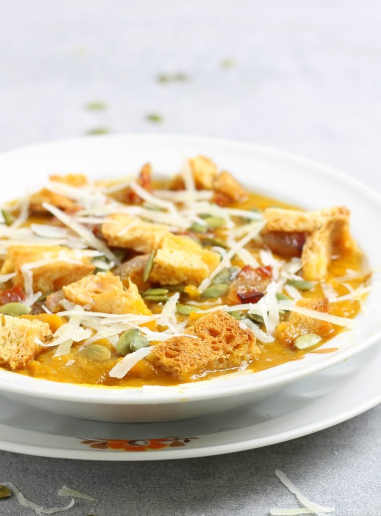 Karotten- und Lauchsuppe mit knusprigem Speck