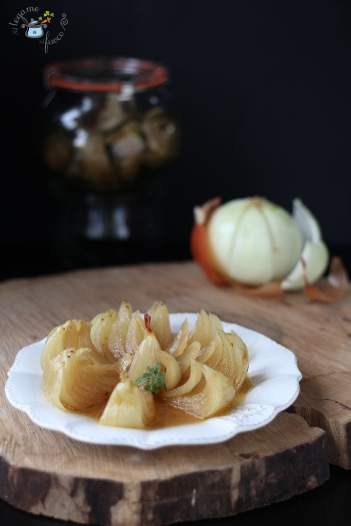 Zwiebel in Blumenform und im Glas in der Mikrowelle gekocht