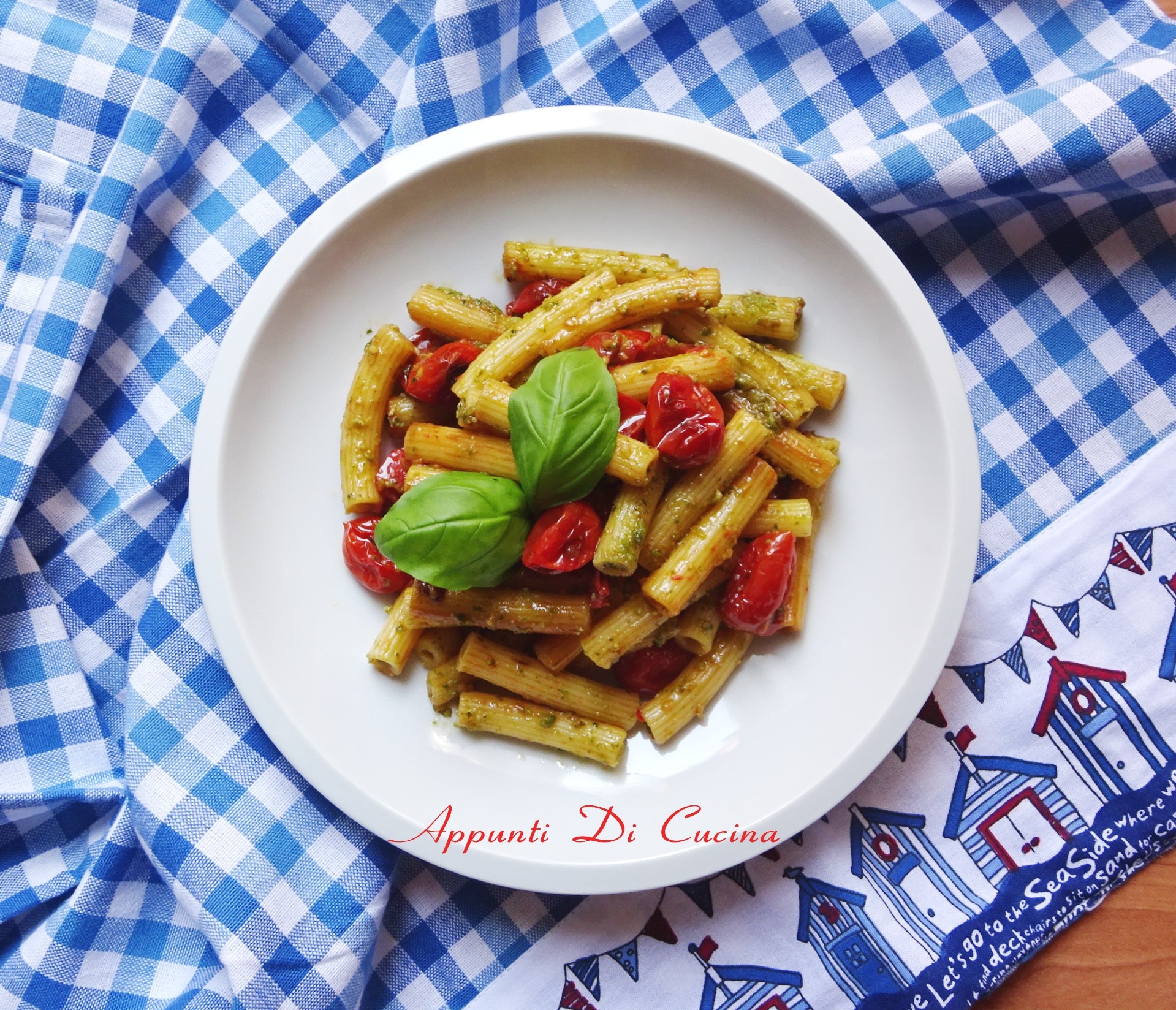 SEDANI MIT BACKOFEN-TOMATEN UND PESTO