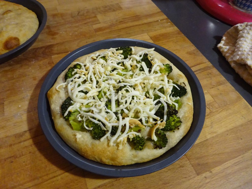 Focaccia mit Brokkoli und geräuchertem Scamorza