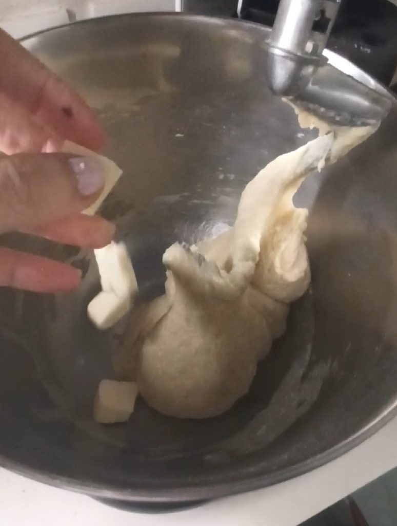 Wir fügen der Masse die Butter hinzu