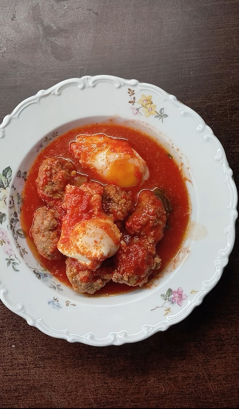 FLEISCHBÄLLCHEN IN TOMATENSAUCE MIT EIER IM FEGEFEUER