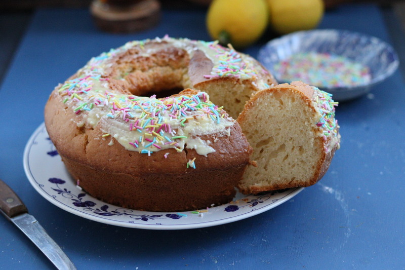 LECKERER UND BUNTER KARNEVALSKRANZKUCHEN