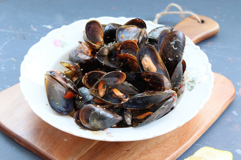 SCHNELLE MUSCHELN IN TOMATENSOßE GESCHMORT