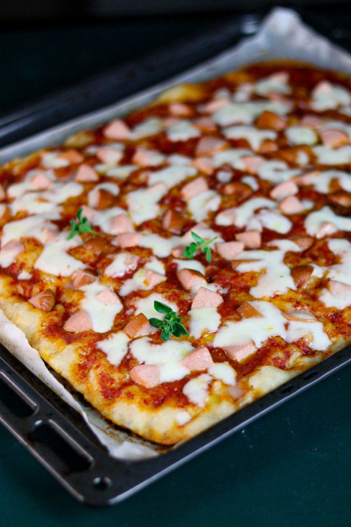 EINFACHE PIZZA AUF DEM BLECH SCHRITT FÜR SCHRITT ERKLÄRT