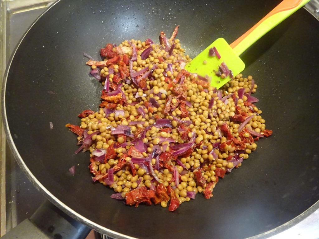 Kartoffeln und Linsen in der Pfanne