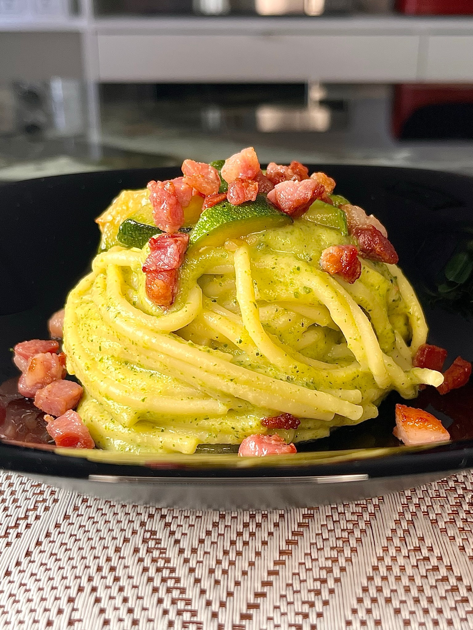 Spaghetti mit Burrata-Creme, Zucchini und knusprigem Guanciale