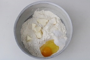 Strudel mit Äpfeln und Schokolade