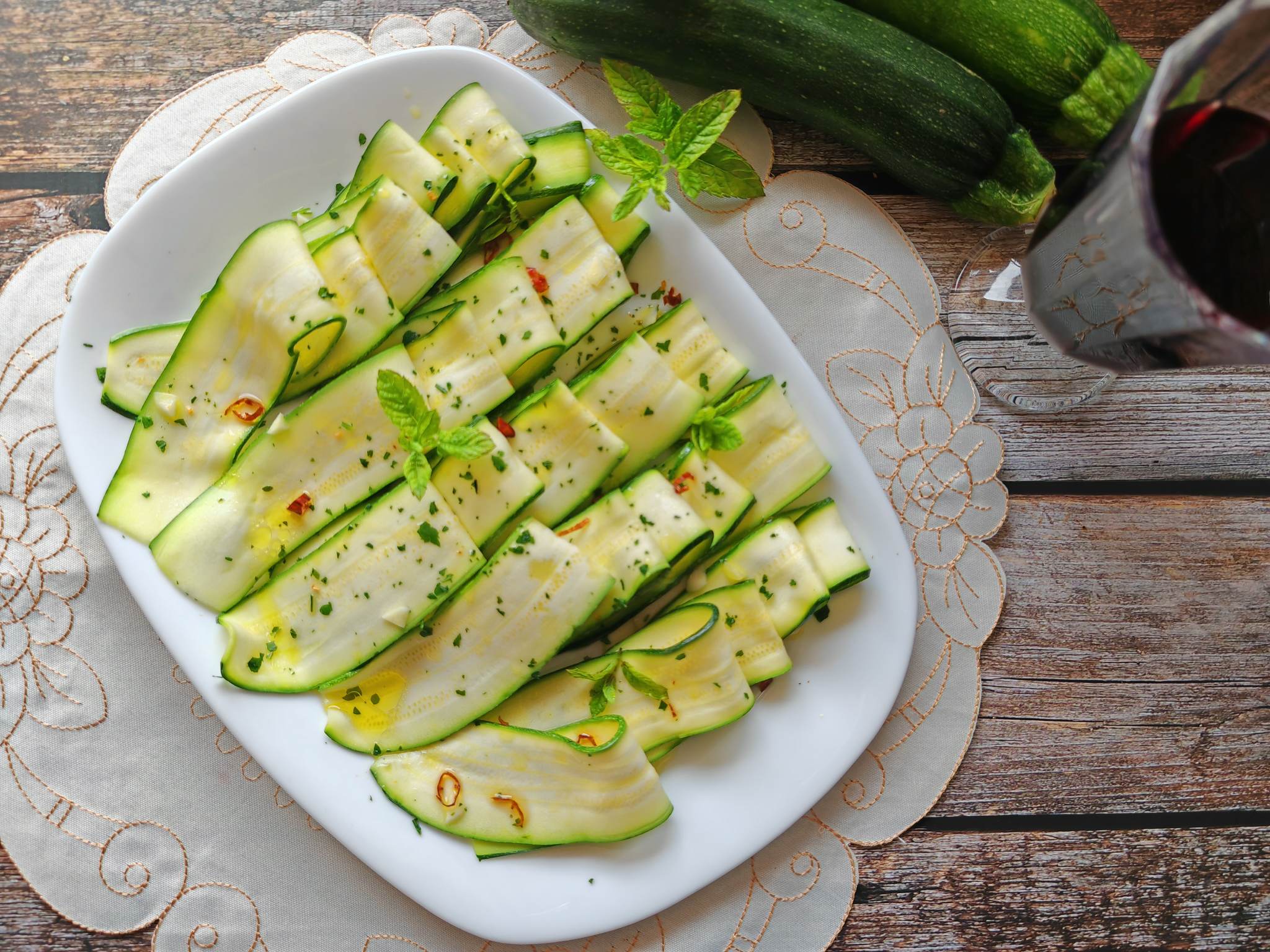 Marinierte rohe Zucchini