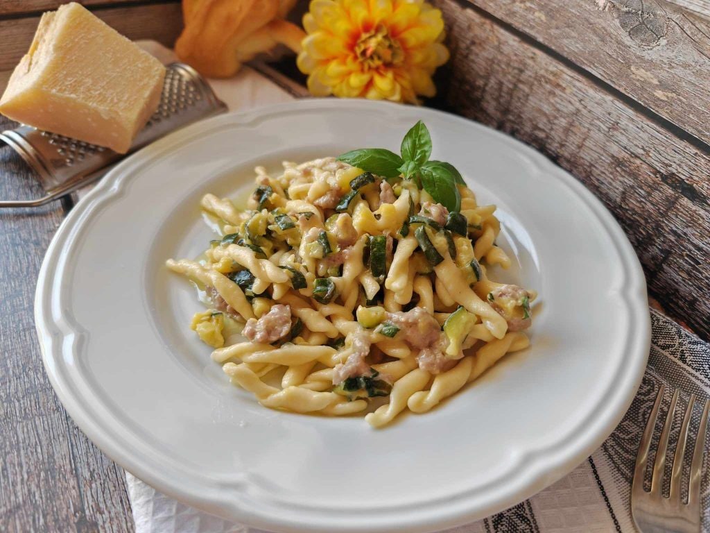 Pasta mit Zucchini und Wurst
