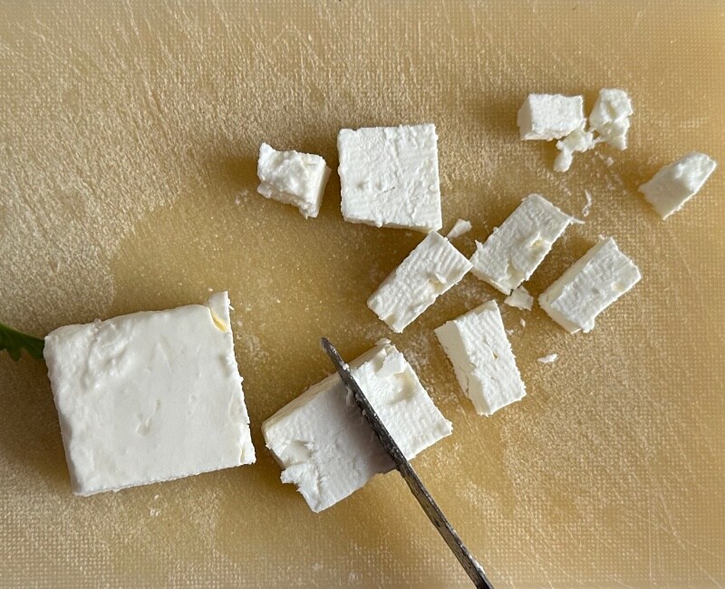 Köstlicher Salat mit Pfirsichen 3 Den griechischen Feta in Stücke schneiden