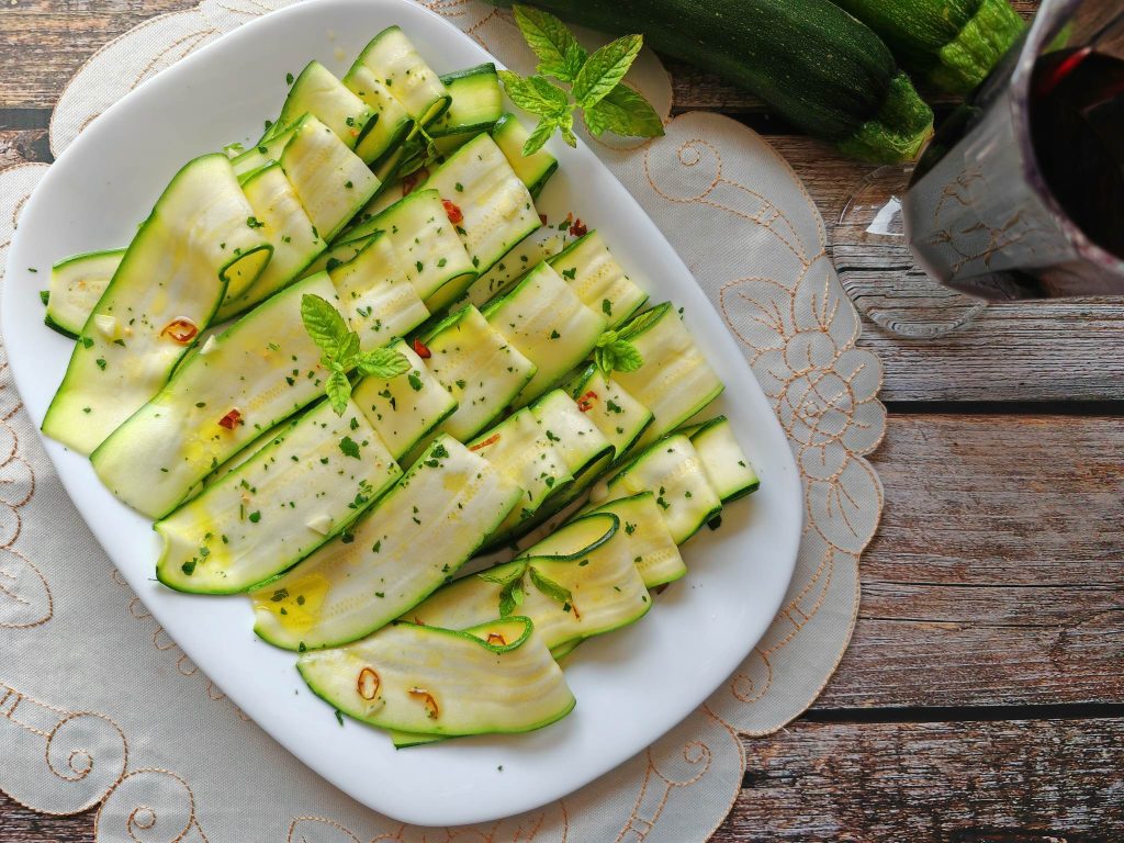 Marinierte rohe Zucchini