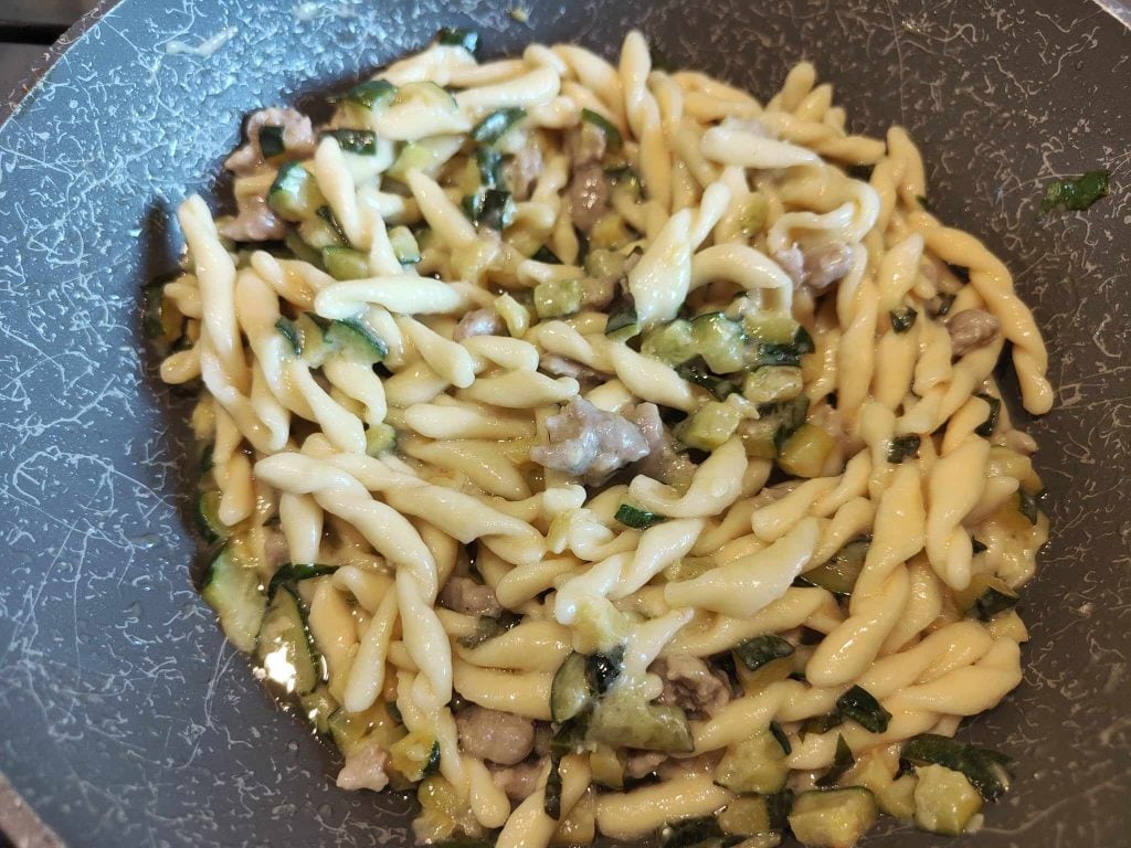 Pasta mit Zucchini und Wurst