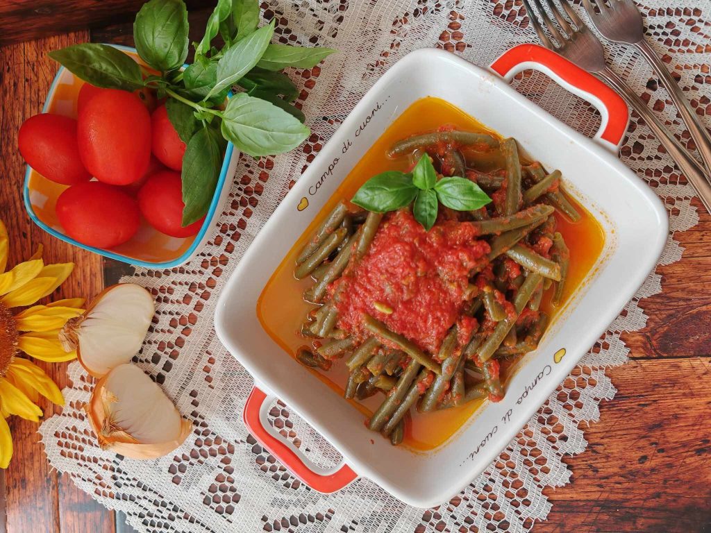 Grüne Bohnen mit Tomaten und Basilikum