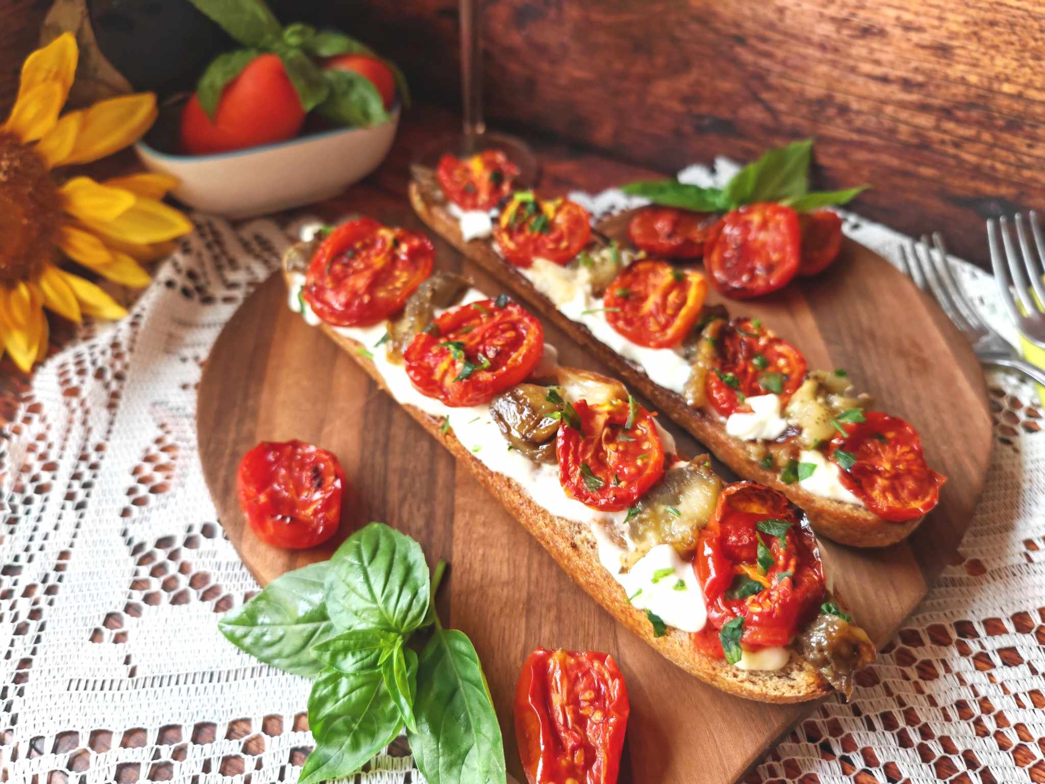 Brot-Crostini mit Kirschtomaten