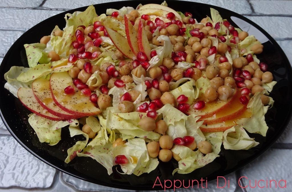 Salat mit Kichererbsen und Apfel