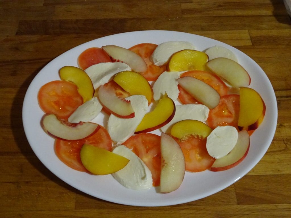 Capresesalat mit Pfirsichen