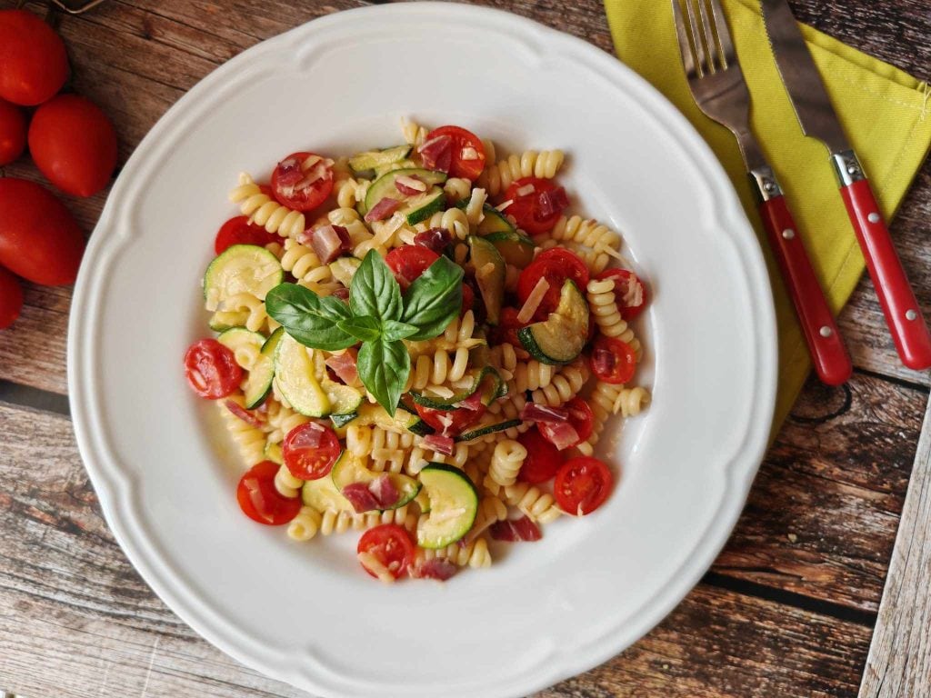 Kalter Nudelsalat mit Zucchini