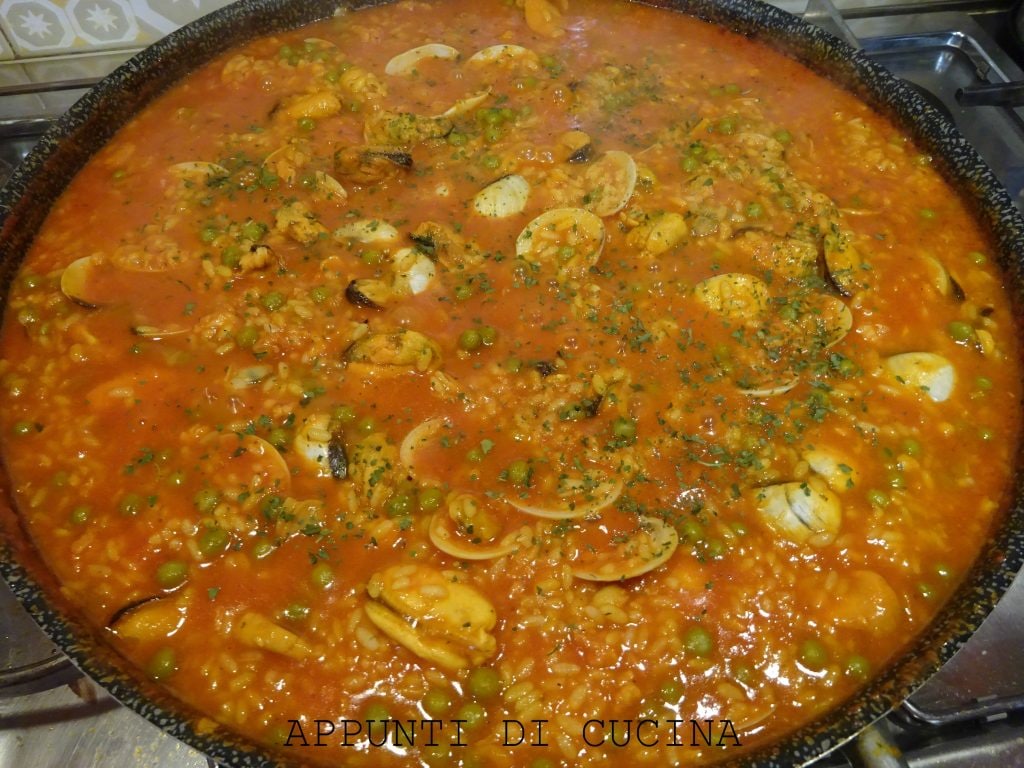 PAELLA MIT MEERESFRÜCHTEN