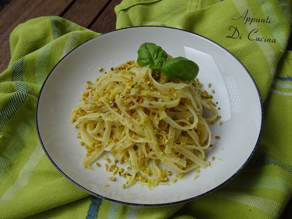 Tagliatelle mit Pistazien und Zitrone