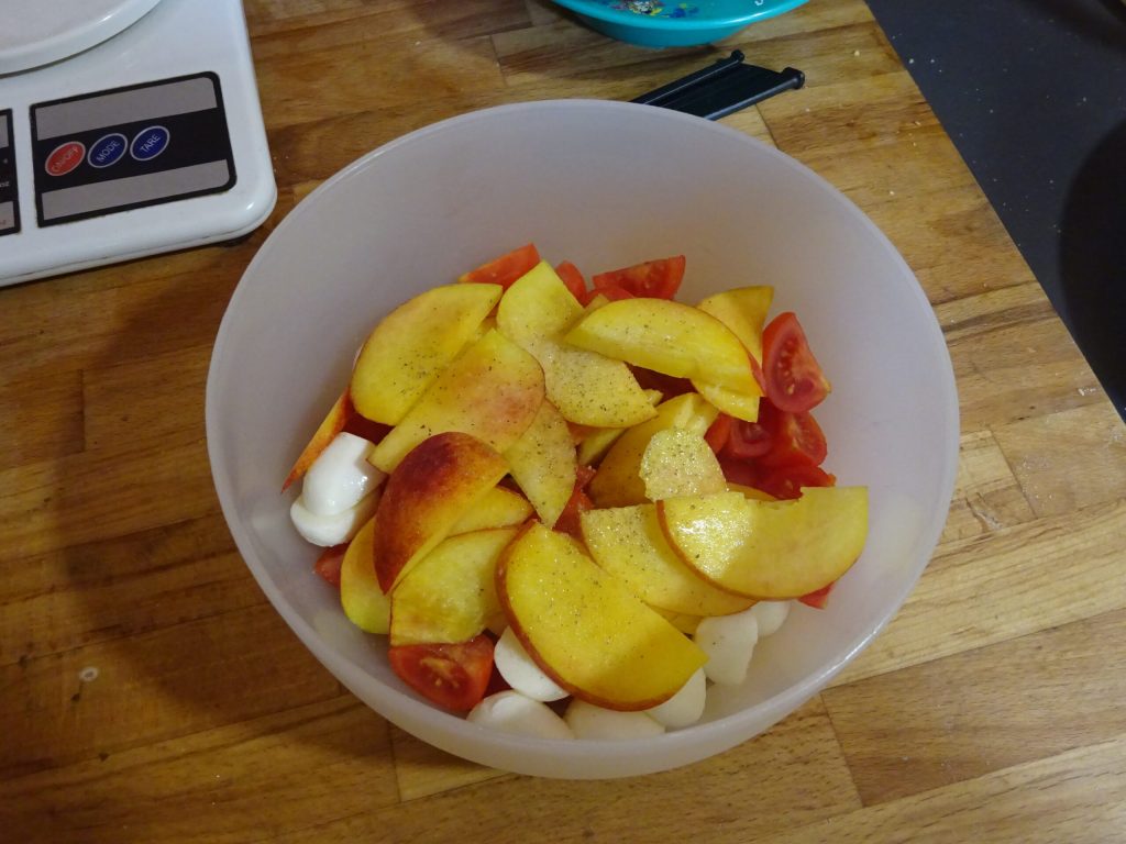 Pfirsich-und-Mozzarella-Salat