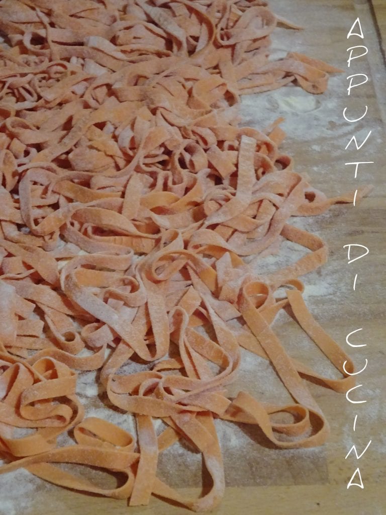 Frische Pasta mit Tomatenteig