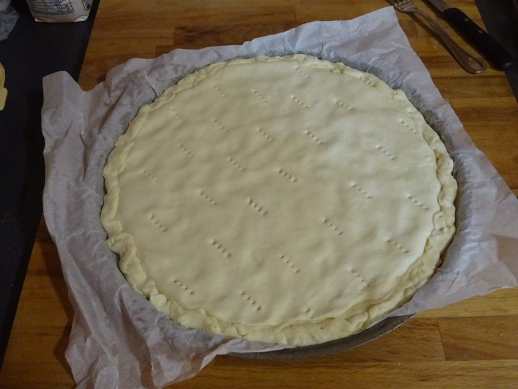 Herzhafter Kuchen mit Artischocken und Mozzarella