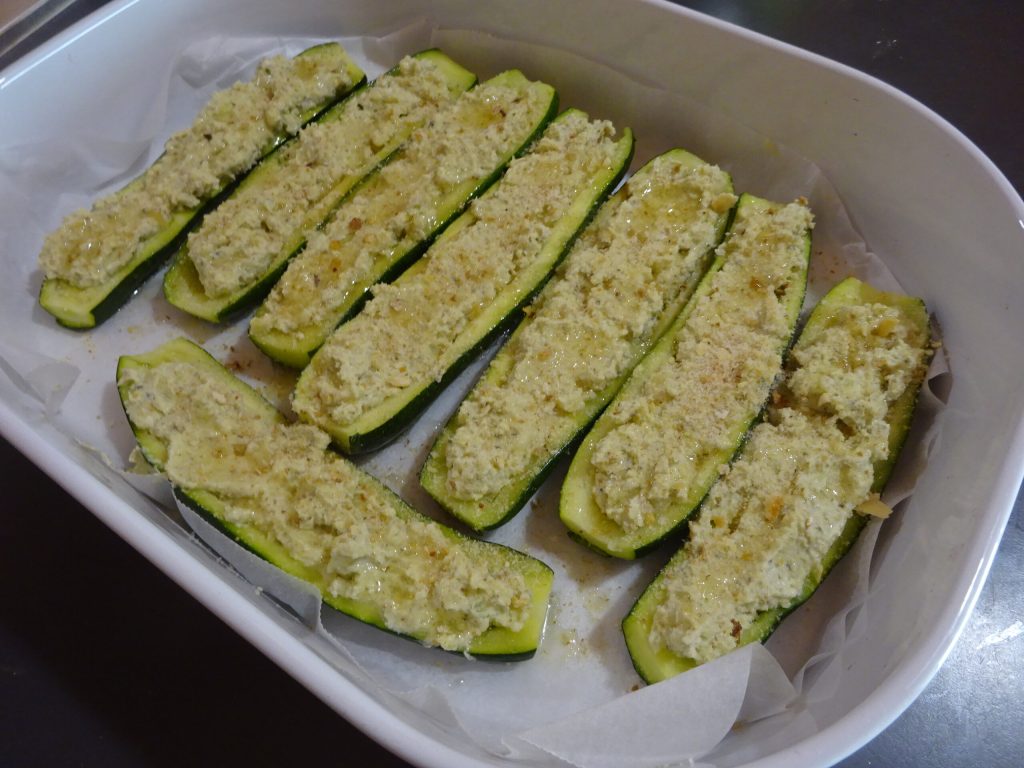 Gefüllte Zucchini mit Pesto und Ricotta