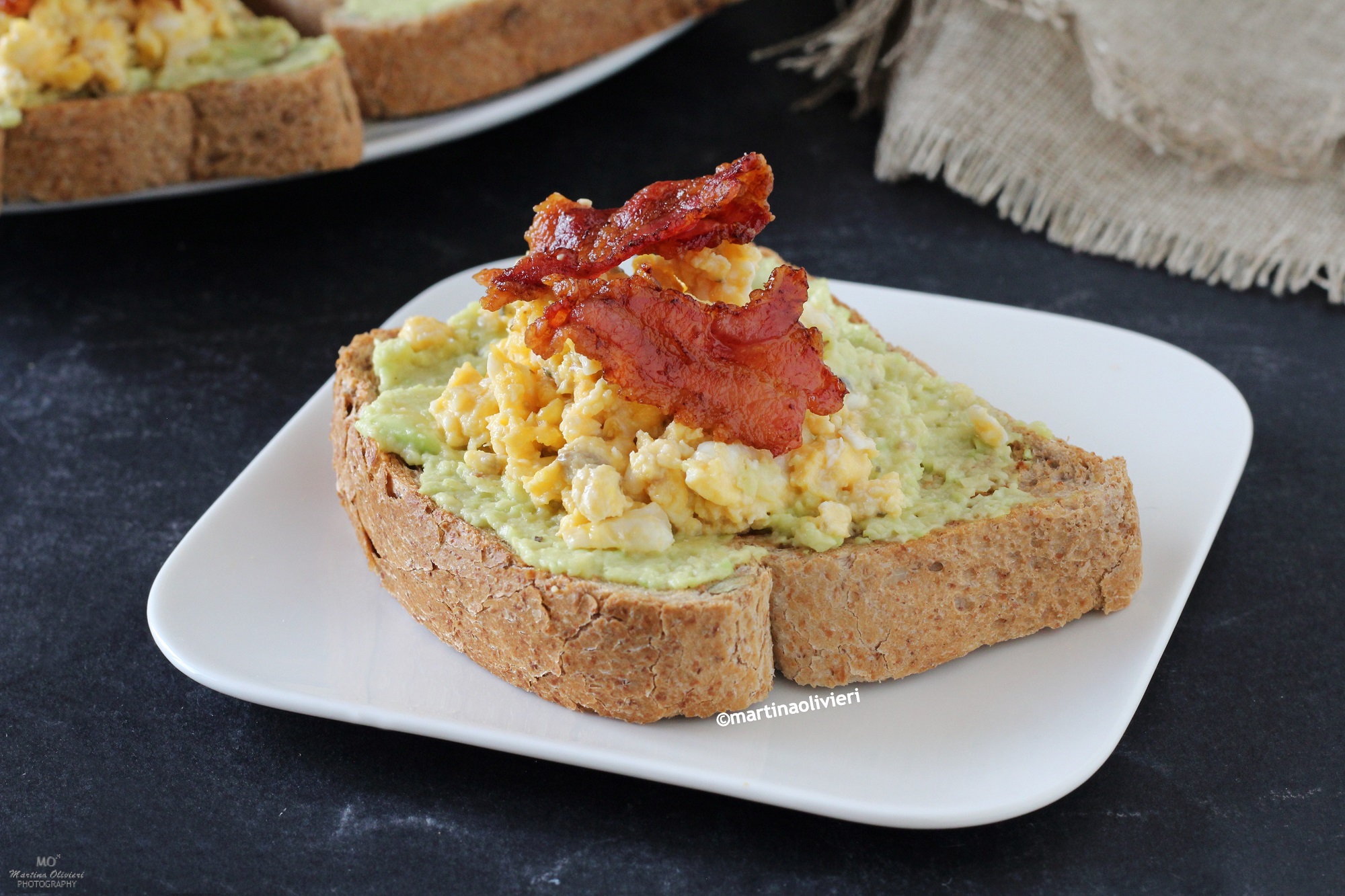 Avocado-Toast mit Rührei und Speck
