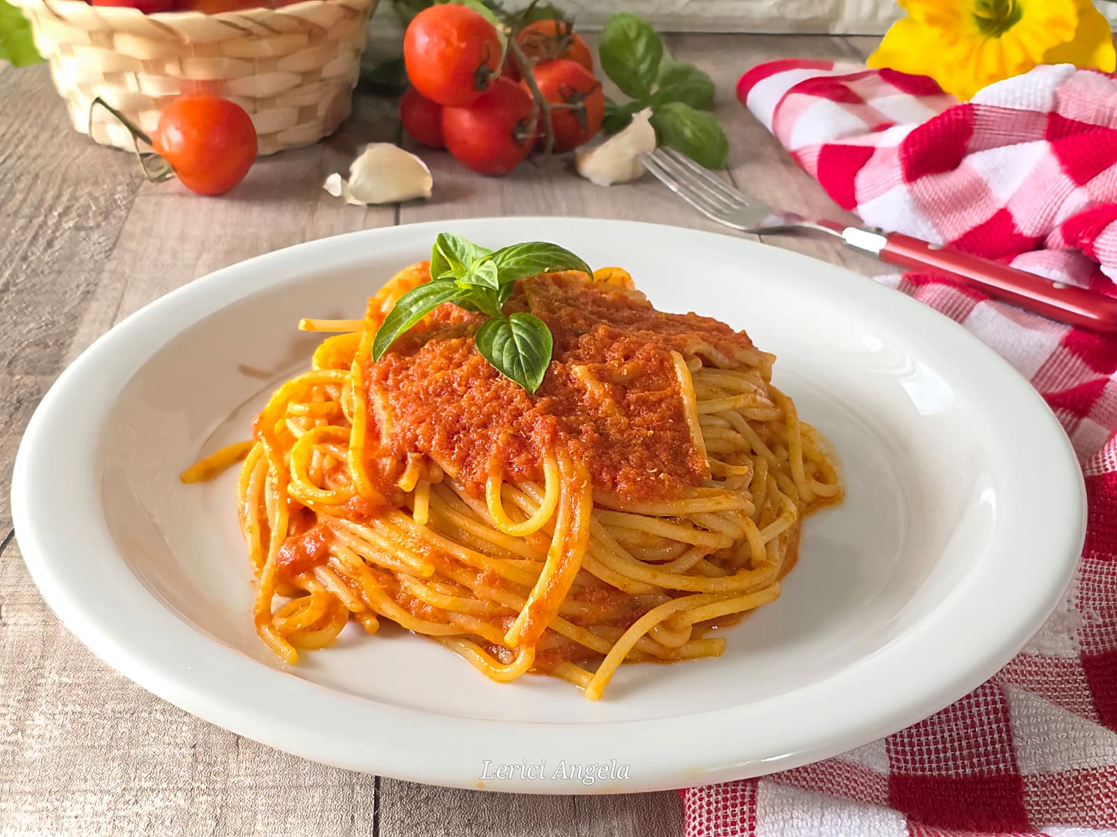 Spaghetti mit frischen Tomaten