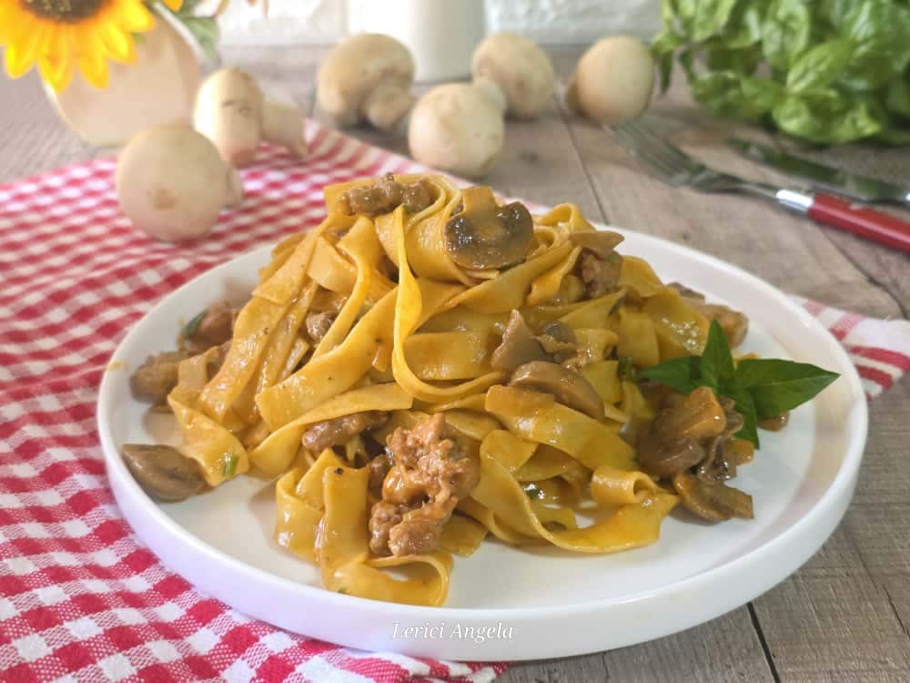 Cremige Tagliatelle mit Pilzen und Wurst