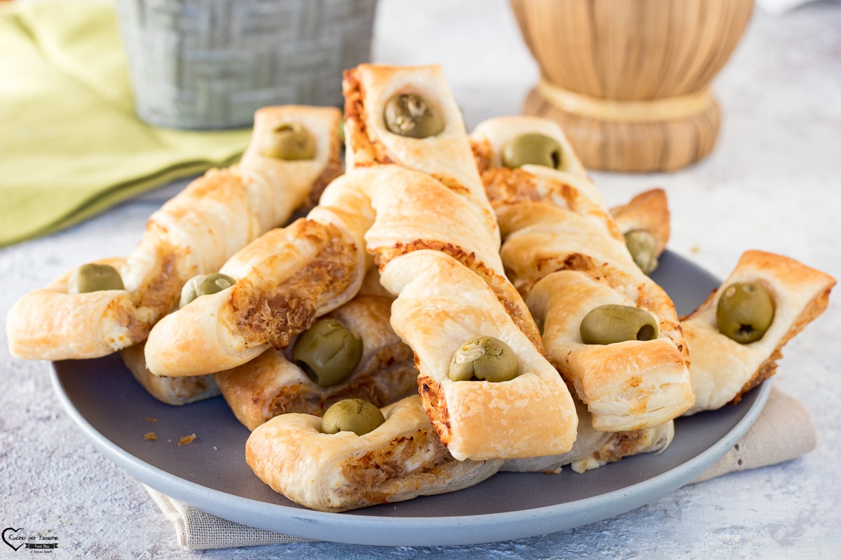 BLÄTTERTEIG-STRUDEL MIT THUNFISCH