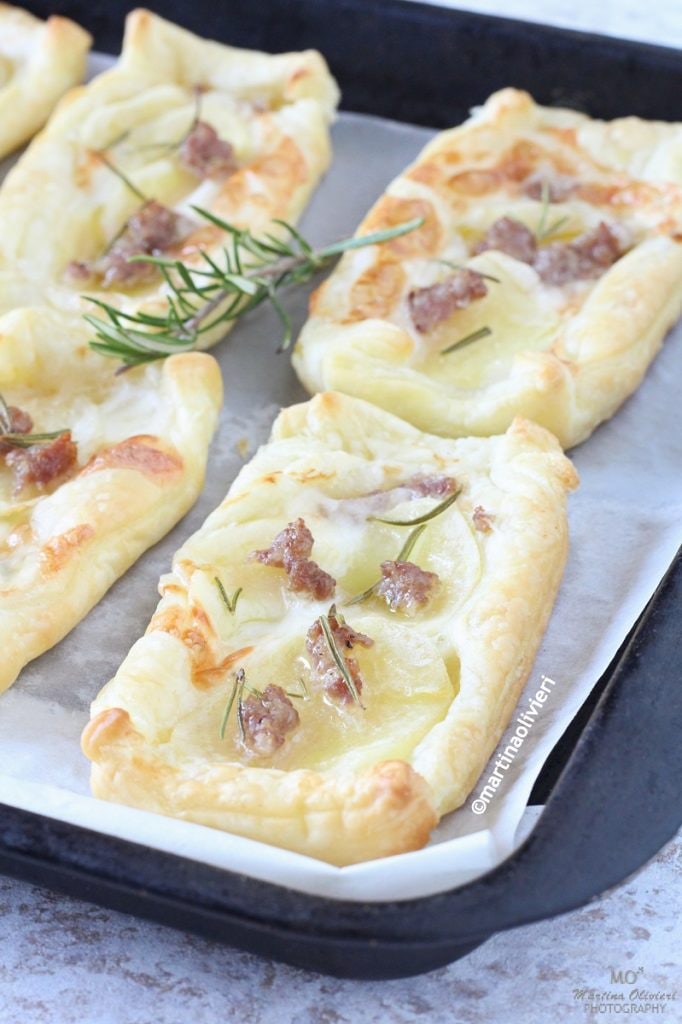 Blätterteiggebäck mit Kartoffeln und Wurst