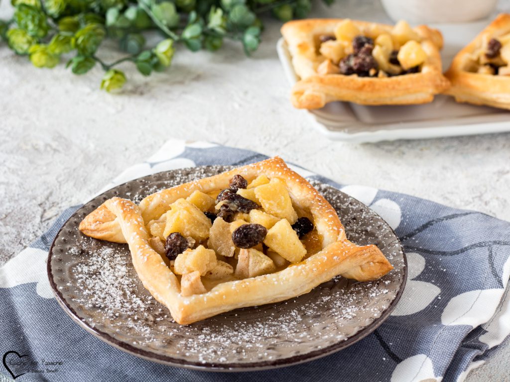 Blätterteigkorb mit Äpfeln und Rosinen