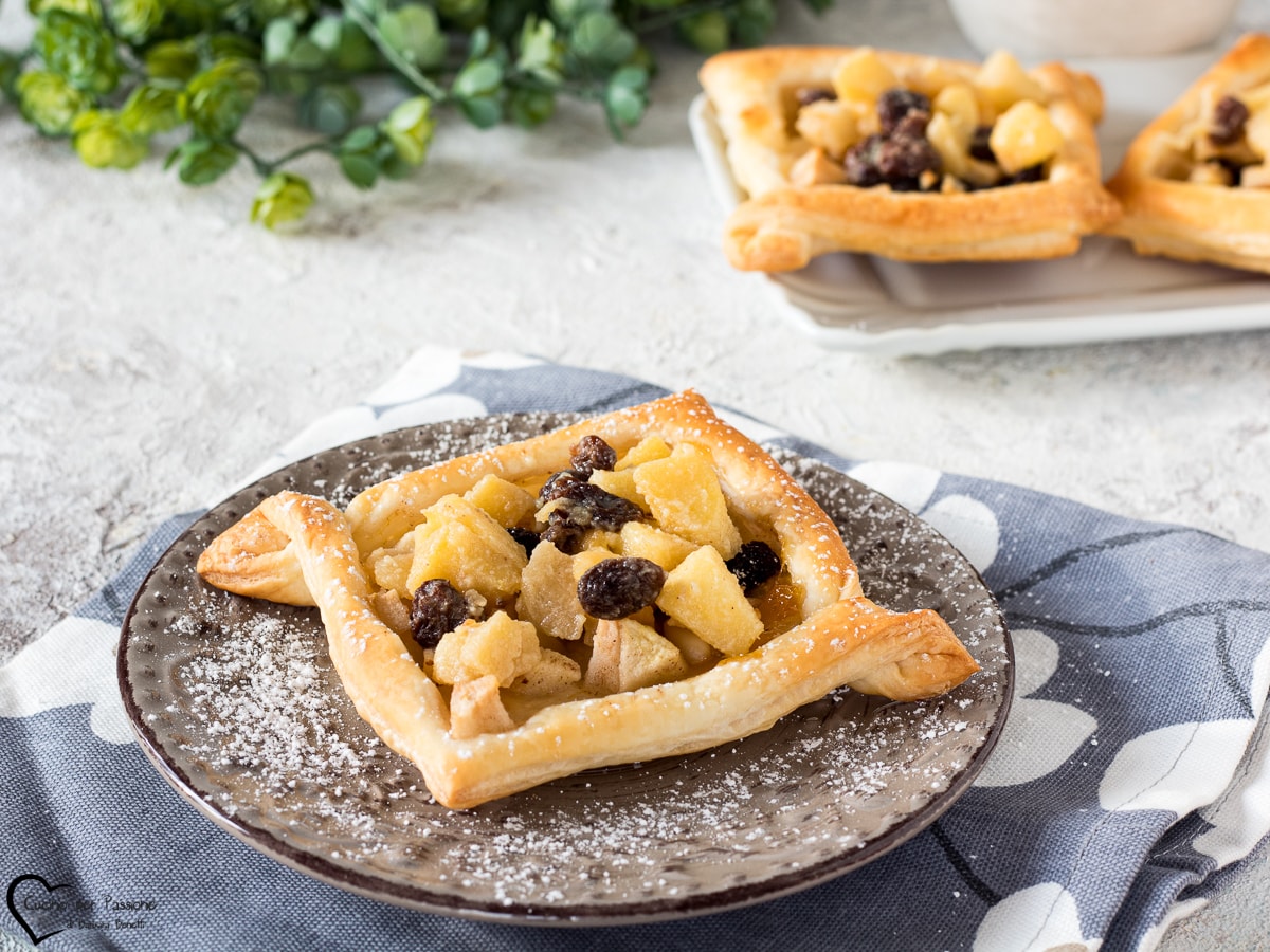 BLÄTTERTEIGKORB MIT ÄPFELN UND ROSINEN