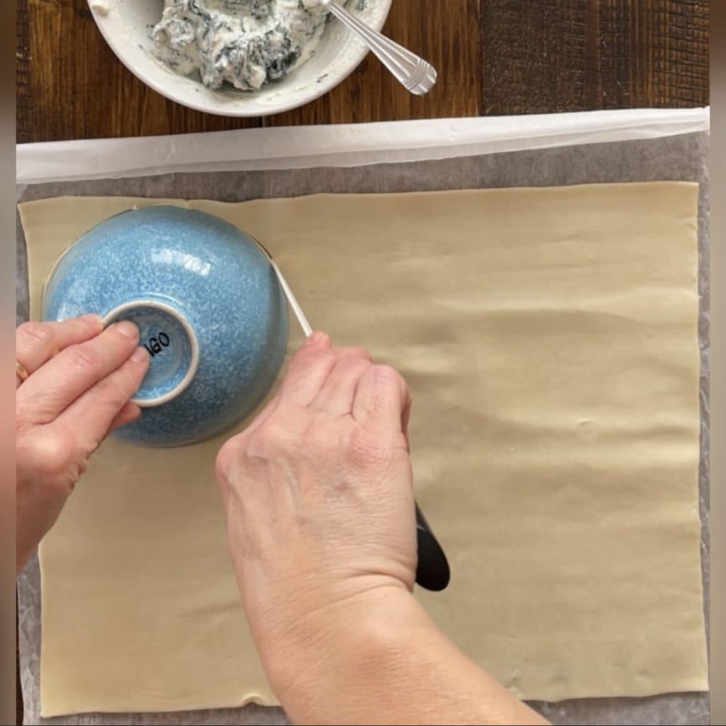 Blätterteigtaschen mit Ricotta und Spinat