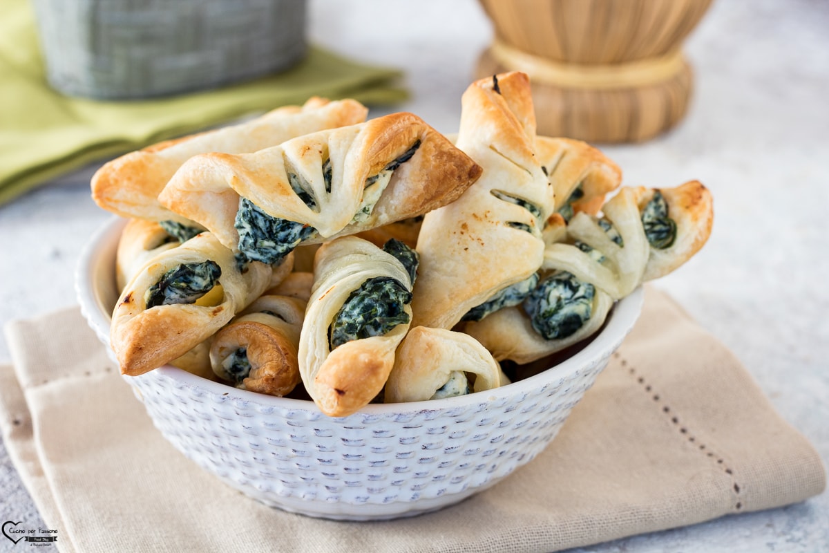 BLÄTTERTEIGTASCHEN MIT RICOTTA UND SPINAT