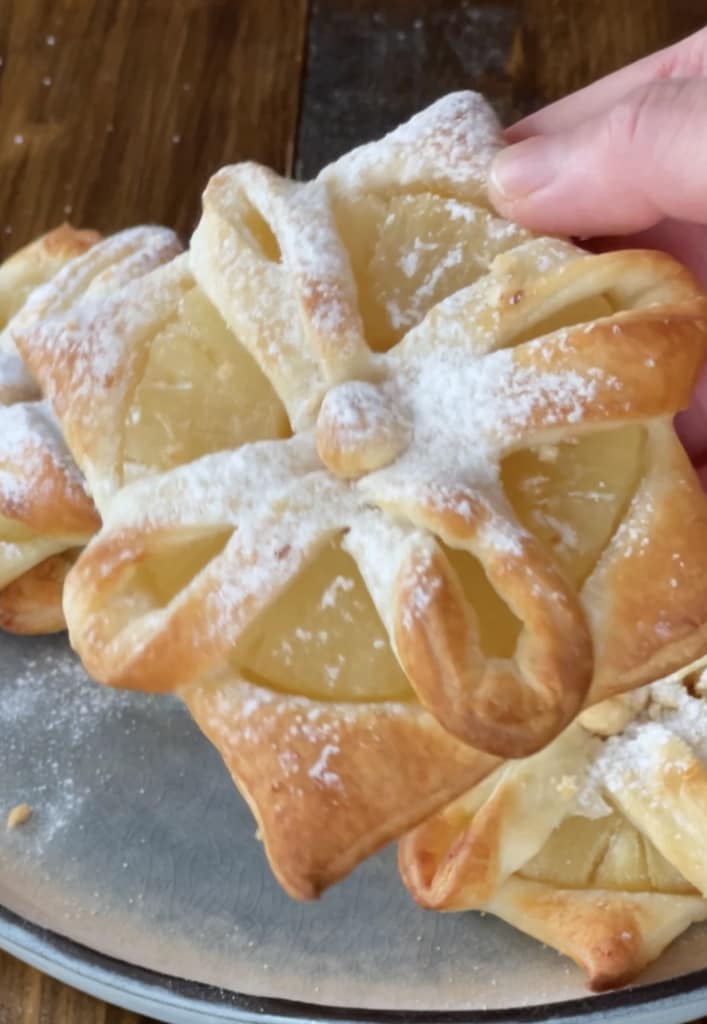 Blätterteigtaschen mit gezuckerten Ananas und Haselnüssen