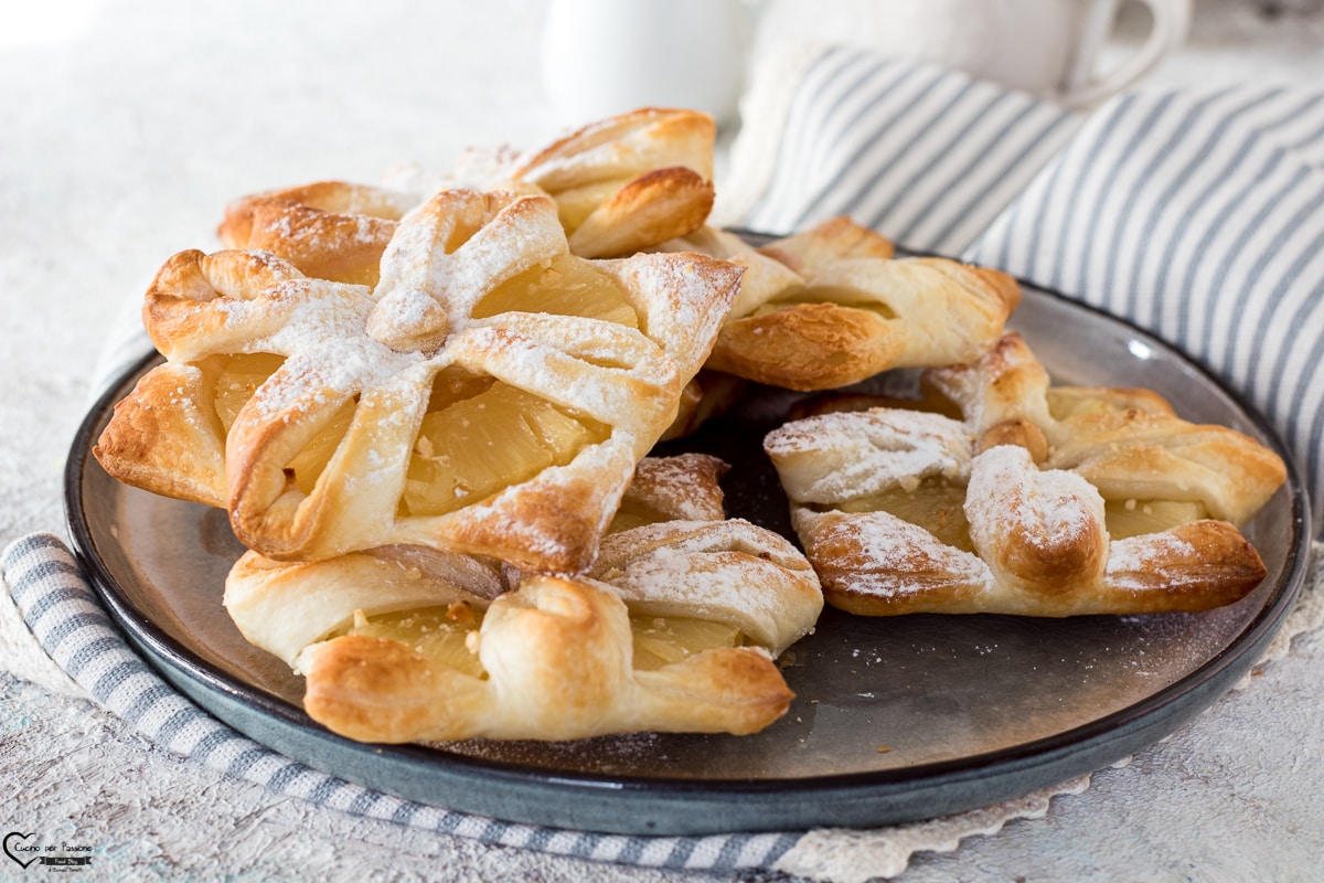 BLÄTTERTEIGTASCHEN MIT GEZUCKERTEN ANANAS UND HASELNÜSSEN