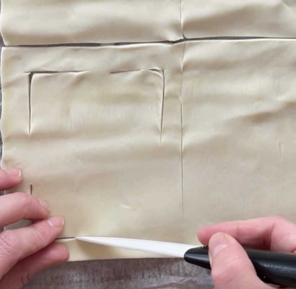 Blätterteigtaschen mit gezuckerten Ananas und Haselnüssen