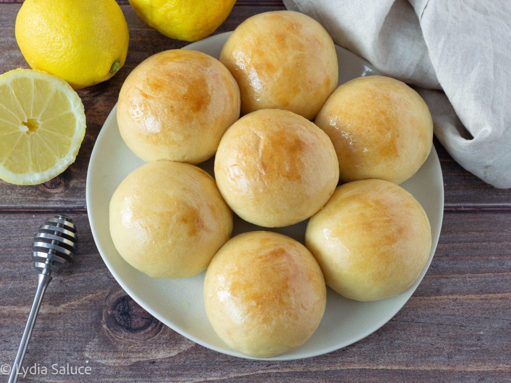 Brioche mit Honig und Zitrone