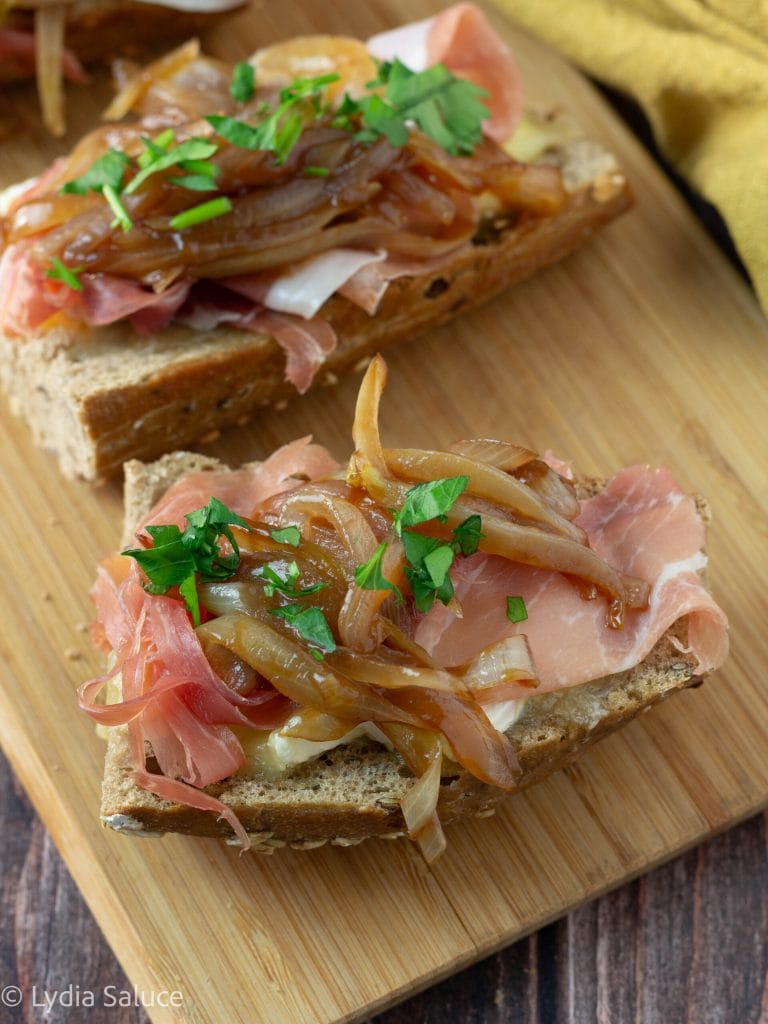 Brot, Rohschinken und Camembert mit Balsamico-Zwiebeln