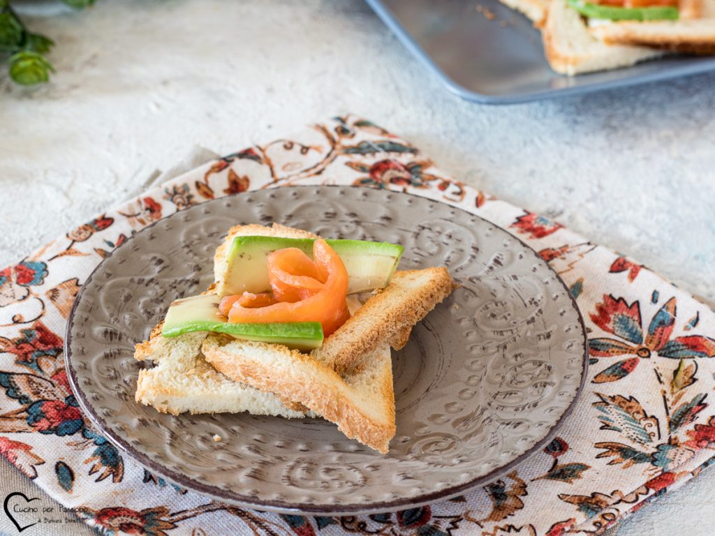 Brotkörbchen mit Lachs und Avocado