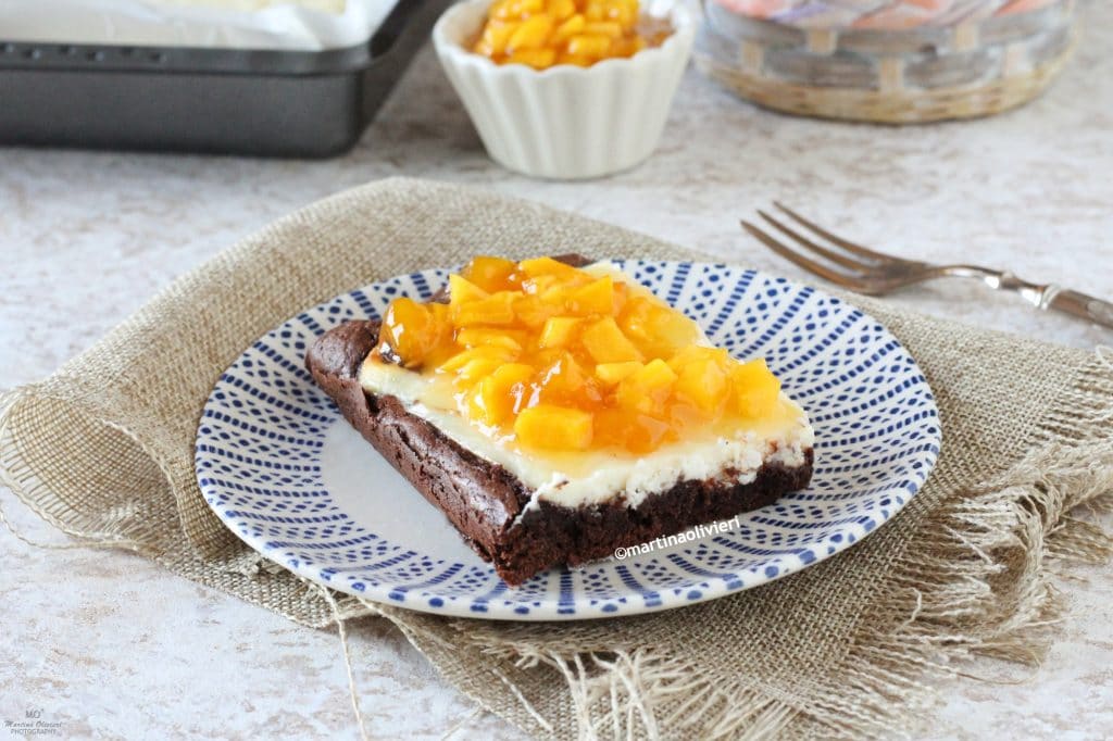 Brownies mit Schokolade und karamellisierten Pfirsichen