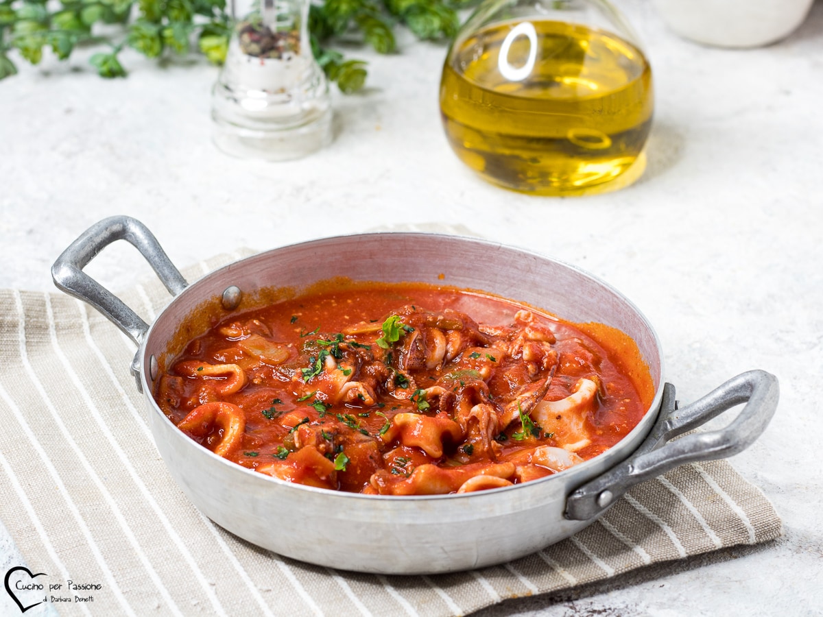 CALAMARI IN TOMATENSAUCE